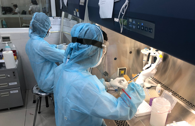 Hai nhân viên tại Trung tâm Y tế ở Hưng Yên dương tính với virus SARS-CoV-2 (ảnh minh họa)