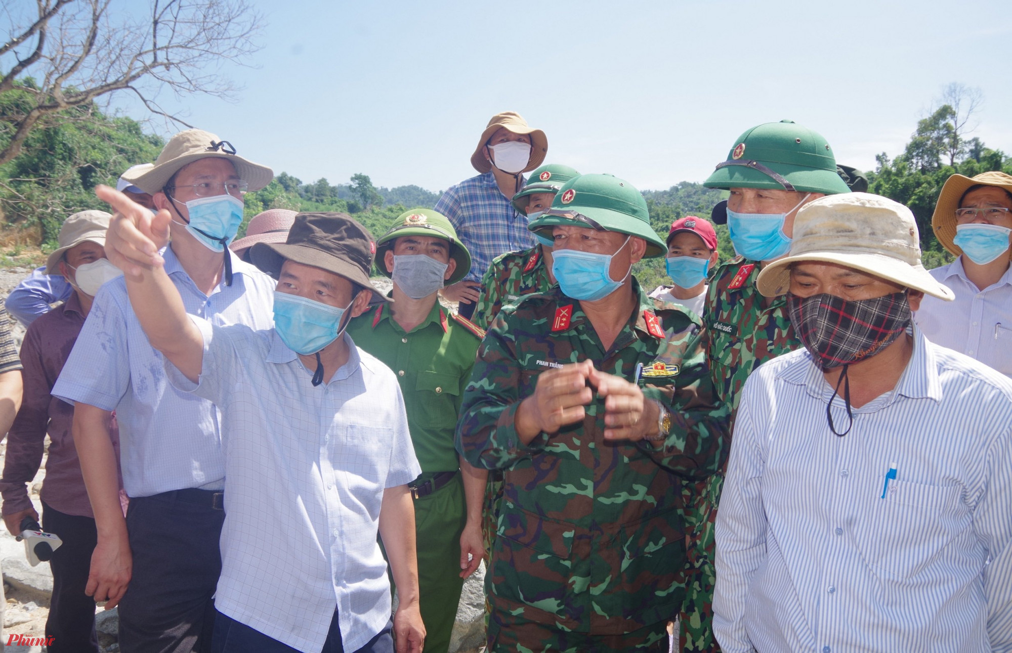 Ông Nguyễn Văn Phương (áo trắng) trong một lần chỉ huy tìm kiếm cứu hộ, cứu nạn tại Thủy điện Rào Trăng 3