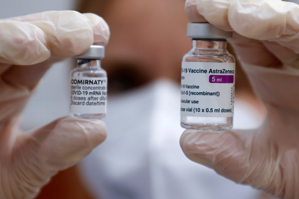 Tiêm phối hợp vắc xin Pfizer và AstraZeneca có thể có hiệu quả bảo vệ mạnh mẽ - Ảnh: Reuters