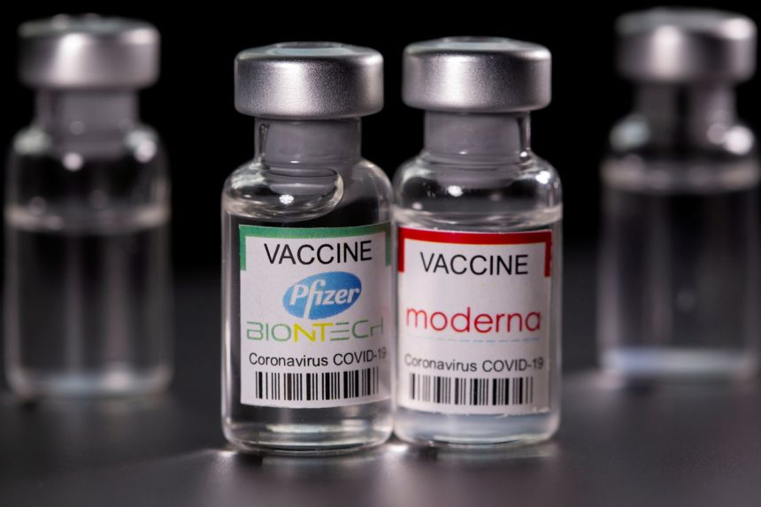 Các phát hiện bổ sung thêm bằng chứng cho thấy hầu hết những người được tiêm vắc xin mRNA (Pfizer, Moderna) có thể không cần thuốc tăng cường - Ảnh: Reuters