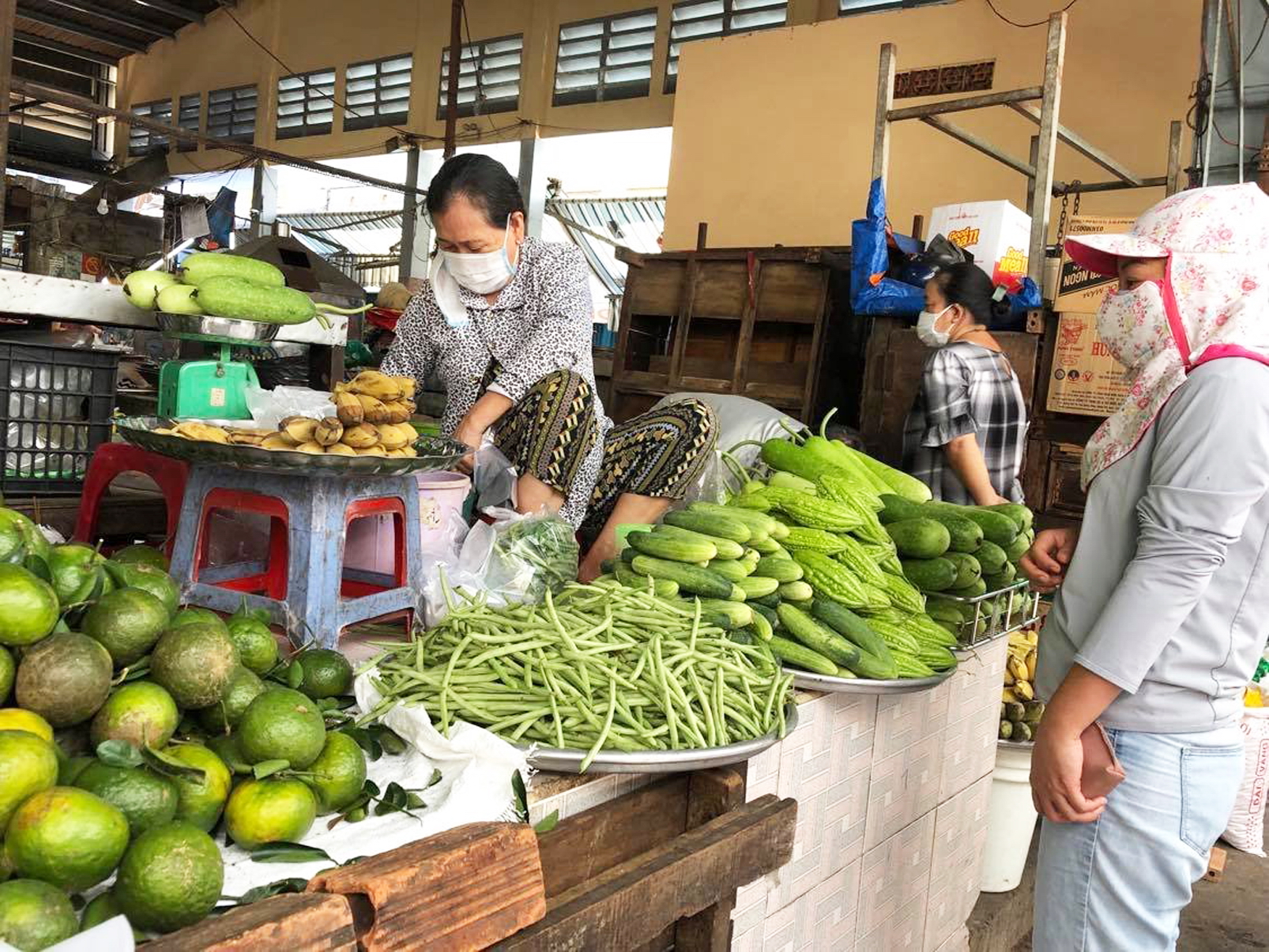 Giá rau củ tại chợ Bà Hoa, Q.Tân Bình sáng 29/6 tăng từ 20-40% - ẢNH: THANH HOA