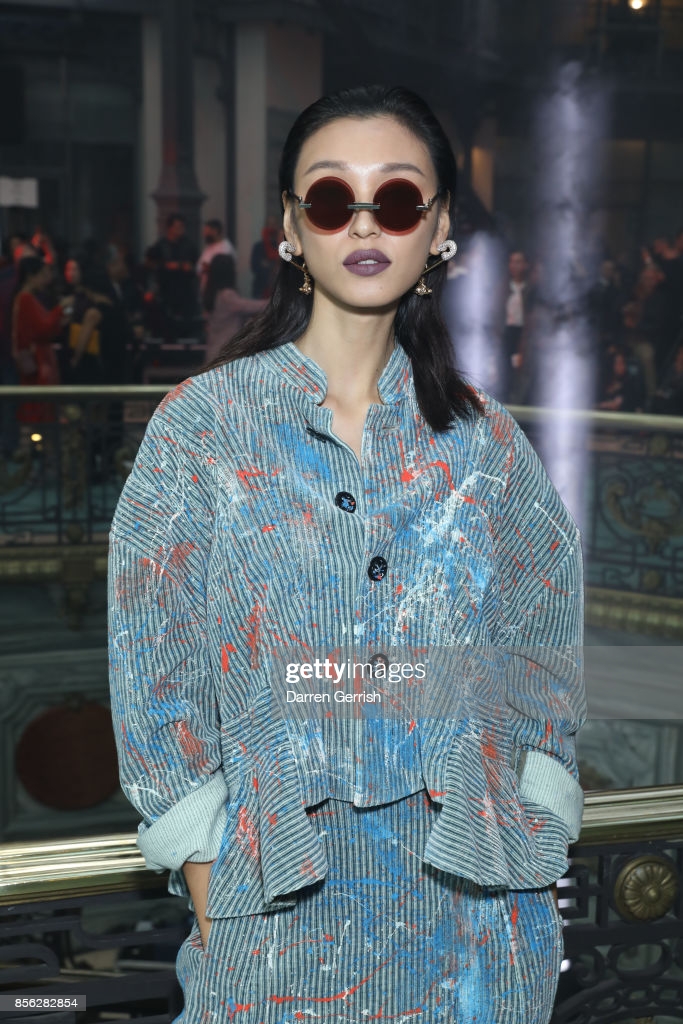 Vương Đan Ni cũng là một trong những người mẫu Trung Quốc có thành tựu khi bước ra thị trường quốc tế. Trong ảnh, cô diễn cho nhà mốt danh tiếng nước Anh Vivienne Westwood. 