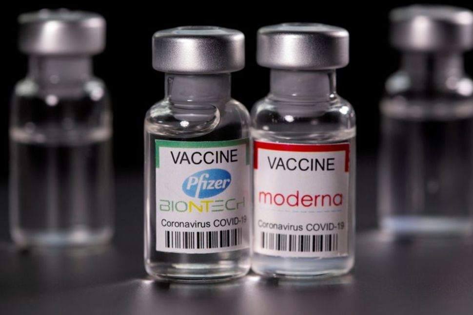 Các loại vắc xin COVID-19 Pfizer và Moderna có thể gây viêm tim sau khi tiêm, nhưng các trường hợp này cực kỳ hiếm gặp - Ảnh: Reuters