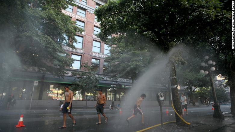 Một điểm phun sương giải nhiệt tạm thời ở Vancouver để làm mát cho người dân giữa nắng nóng khắc nghiệt - Ảnh: CNN/Getty Images