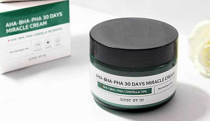 Kem trị mụn AHA-BHA-PHA 30 Days Miracle Cream ( giá 310.000 đồng): với các tinh chất trị mụn tận gốc hiệu quả, sở hữu các thành phần như  thảo dược kháng viêm như tinh dầu tràm,  rau má, hoa oải hương, cây kinh giới… Bên cạnh đó, các hoạt chất trị mụn khác  Alpha Hydroxy Acids, Polyhydroxy Acids hay Beta Hydroxy Acids àm cho kem AHA-BHA-PHA 30 Days Miracle Cream cho khả năng trị mụn, kháng viêm, giảm thâm nhanh chóng.