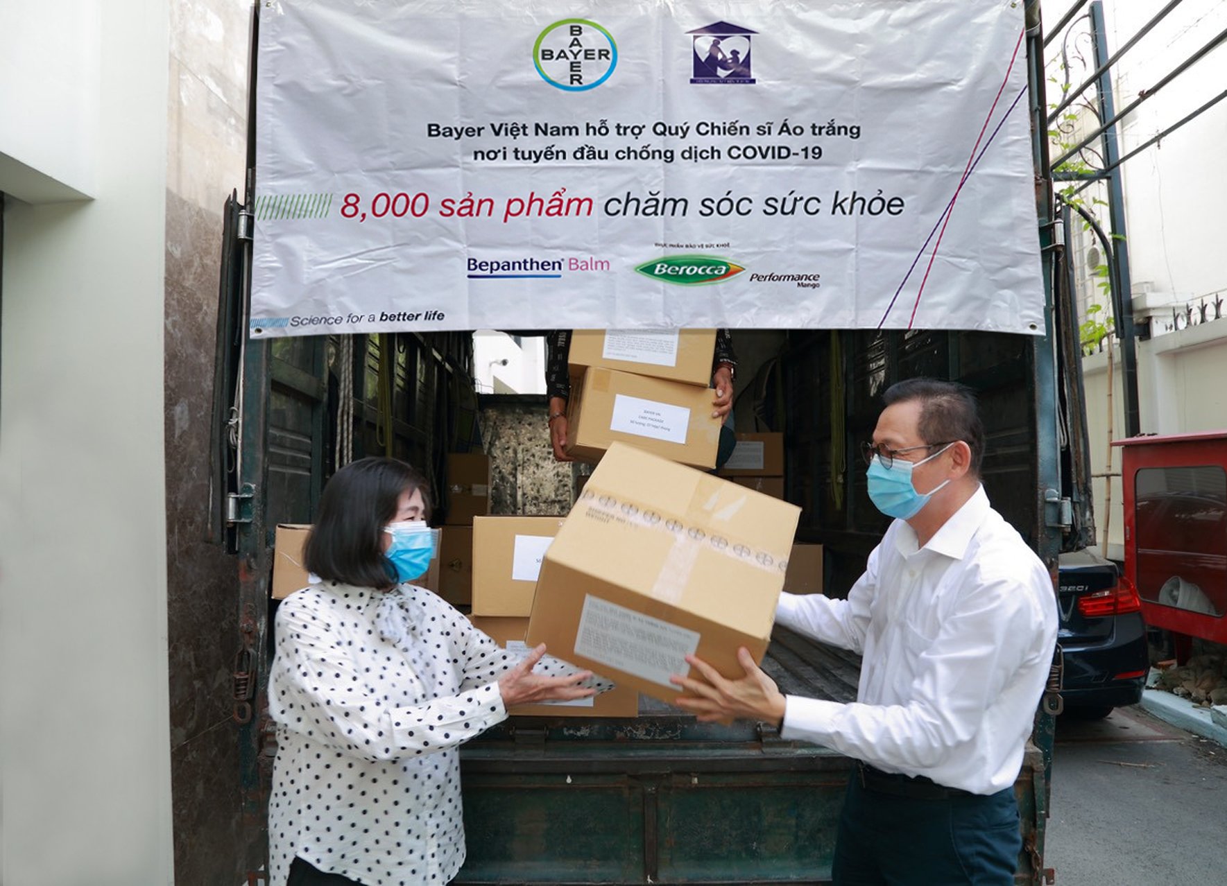 Bayer Việt Nam phối hợp với Hội Phụ nữ Từ thiện TPHCM trao 8.000 sản phẩm chăm sóc sức khỏe cho Trung tâm Kiểm soát bệnh tật TPHCM - Ảnh: Minh Phú 