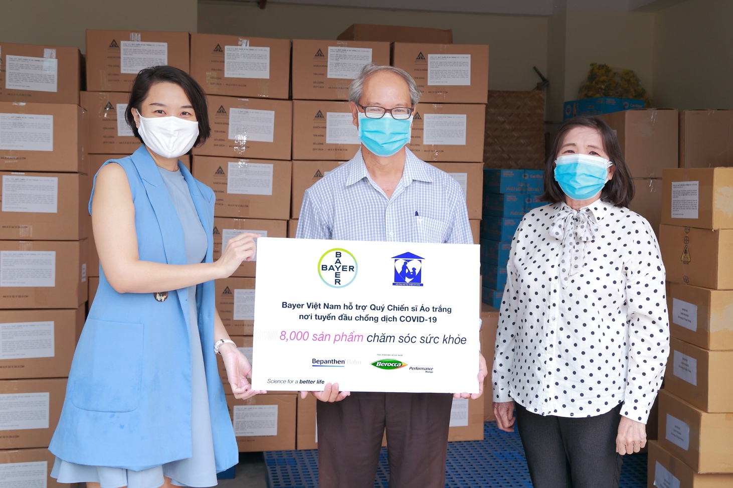 Ủy ban Mặt trận Tổ quốc Việt Nam tại TPHCM tiếp nhận 8.000 sản phẩm chăm sóc sức khỏe từ Bayer Việt Nam và Hội Phụ nữ Từ thiện TPHCM - Ảnh: Minh Phú