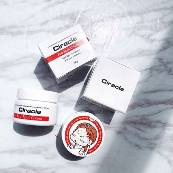 Kem trị thâm mụn Ciracle Red Spot Cream (giá 270.000 đồng): làm giảm kích thước nốt mụn và khô mụn nhanh chóng. Nó giúp làm giảm tình trạng sưng đỏ, tấy của nốt mụn siêu cấp, thúc đẩy nhanh quá trình phục hồi cho da mụn. Sản phẩm còn cải thiện sẹo thâm, sẹo mụn và tình trạng yếu ớt của làn da.