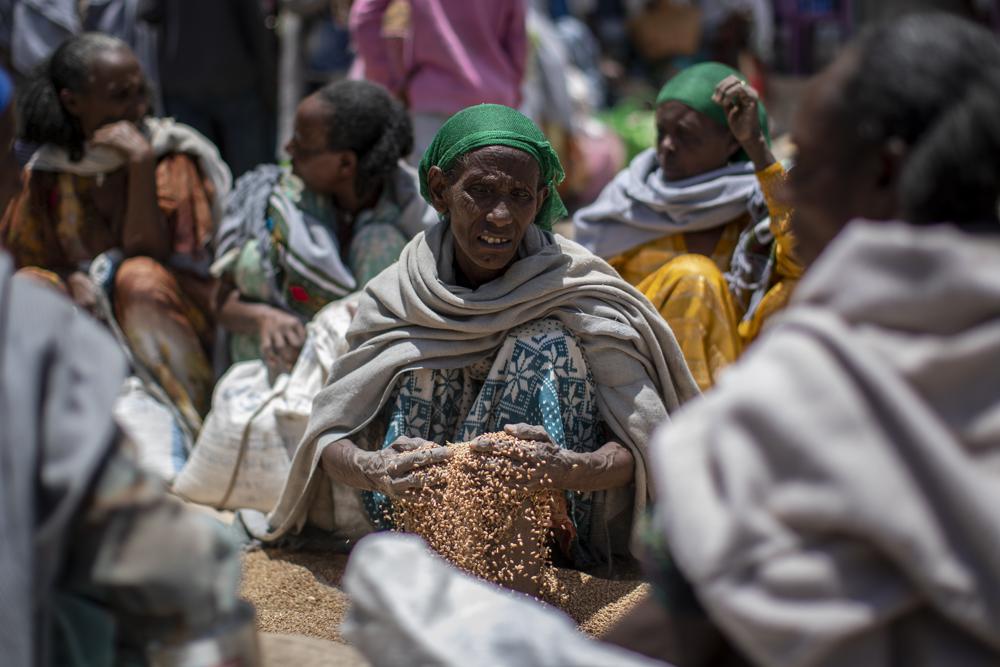 Một phụ nữ Ethiopia nhận lúa mì phân phối bởi Hiệp hội cứu trợ Tigray ở thị trấn Agula, vùng Tigray