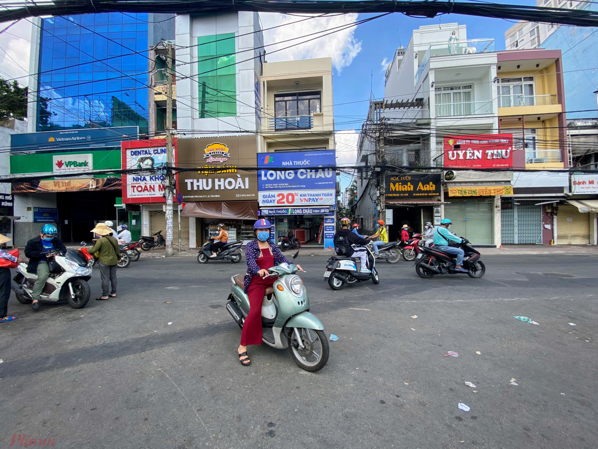 Một  số  người  dân  quen  đi chợ, mua  hàng  chưa  biết thông tin phong toả tỏ ra khá bất ngờ, tìm  kiếm  một  khu  chợợ, siêu  thị  khác lân cậnn.