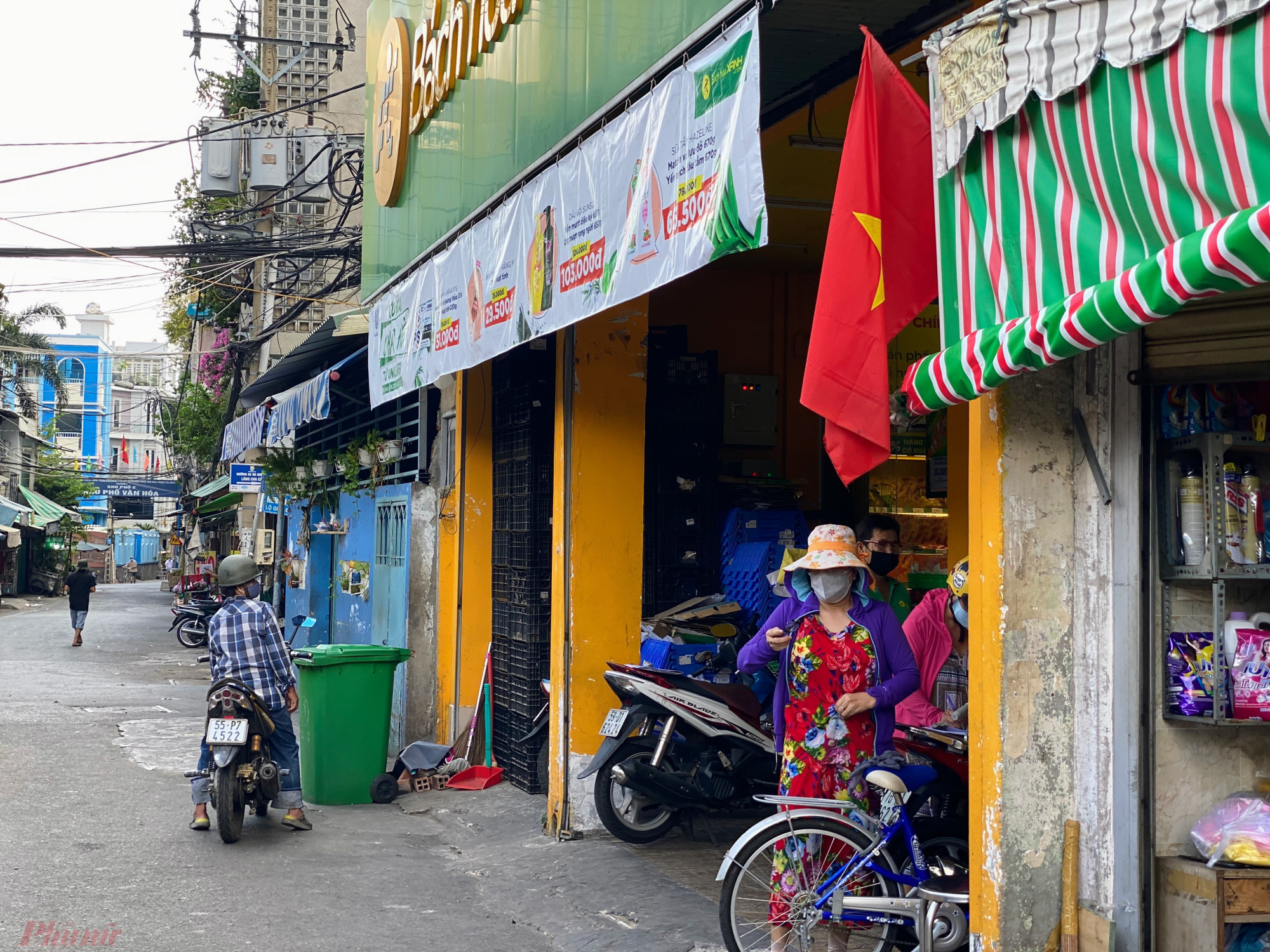Còn  một  tiệm  bách  hoá  sau  chợ  Phạm  Văn Hai cũng nhiều khách mua hàng, do chợ  đóng của.