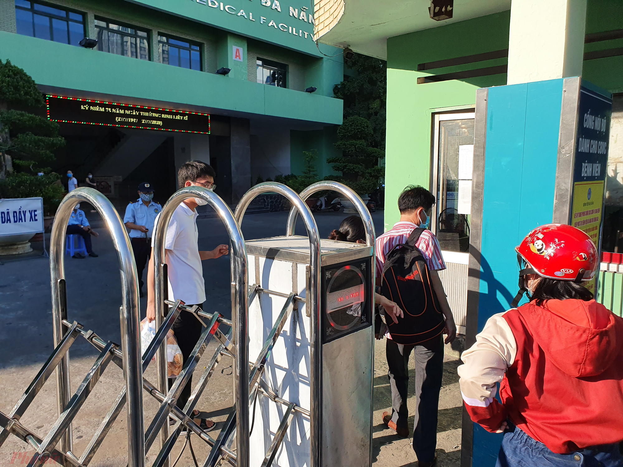 Bệnh viện Đà Nẵng đã phong tỏa một số khoa phòng và tiến hành khám sàng lọc liên quan ca nhiễm là người chăm bệnh