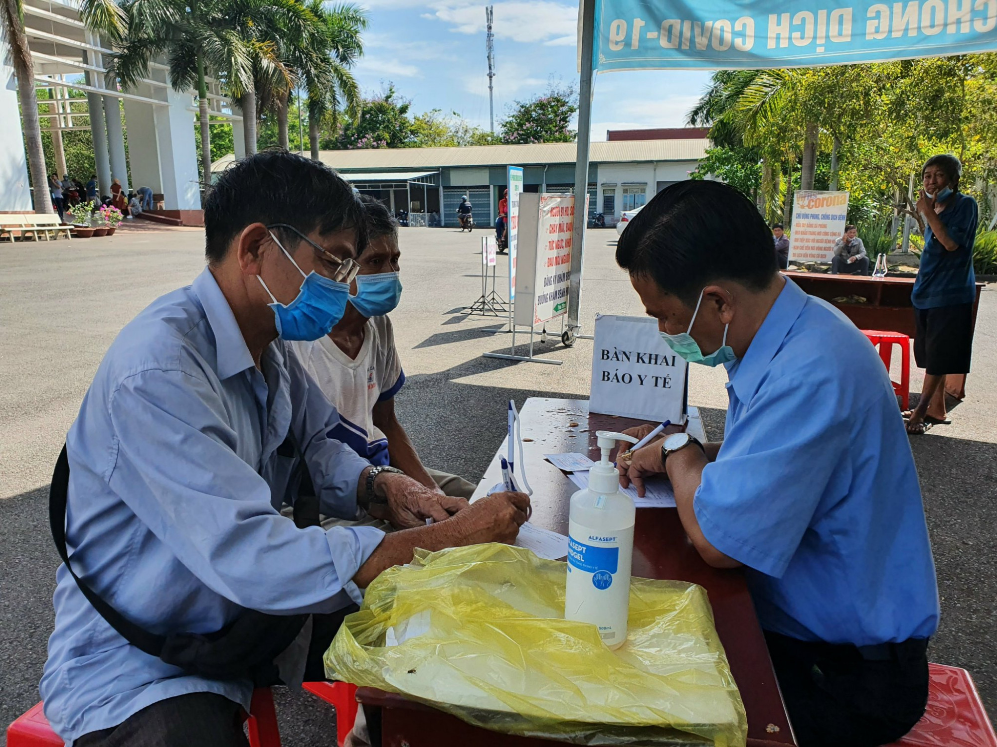 Người dân khai báo y tế tại một chốt kiểm dịch ở Đồng Nai