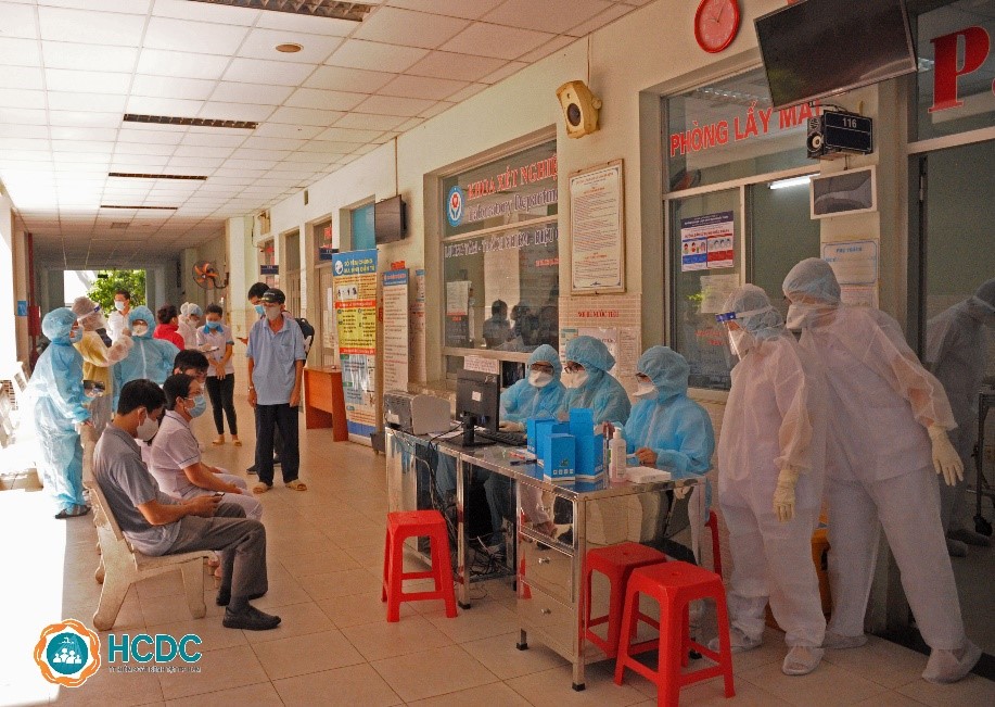 Lấy mẫu xét nghiệm cho nhân viên y tế Bệnh viện quận Tân Phú