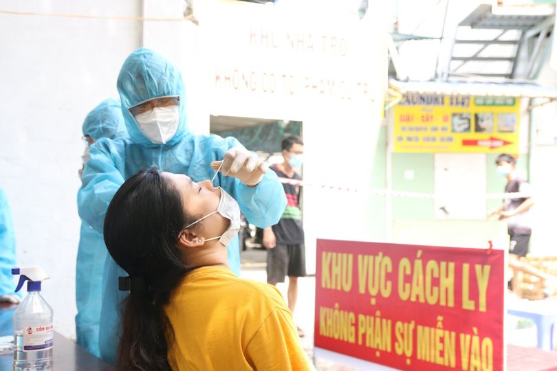 Nhân viên y tế lấy mẫu xét nghiệm cho người dân