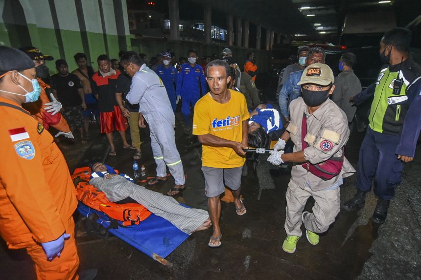 Lực lượng cứu hộ mang theo một người qua đường bị thương khi họ đến một cảng ở Banyuwangi, Đông Java, sau vụ tai nạn ở cảng Gilimanuk của Bali. ẢNH: EPA-EFE