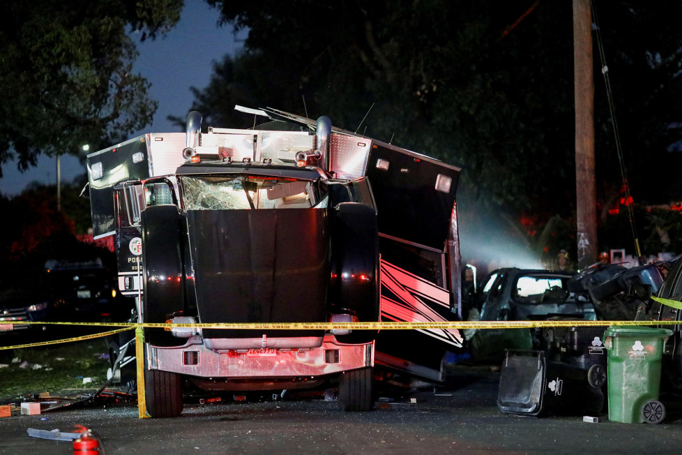 Chiếc xe phá bom phát nổ sau khi cảnh sát tịch thu 2,5 tấn pháo hoa lậu ở Nam Los Angeles - Ảnh: Reuters