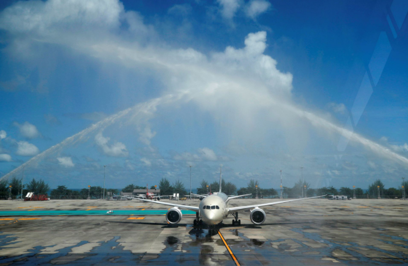 Máy bay chở những du khách nước ngoài đầu tiên đến sân bay Phuket sau gần một năm đóng cửa phòng dịch