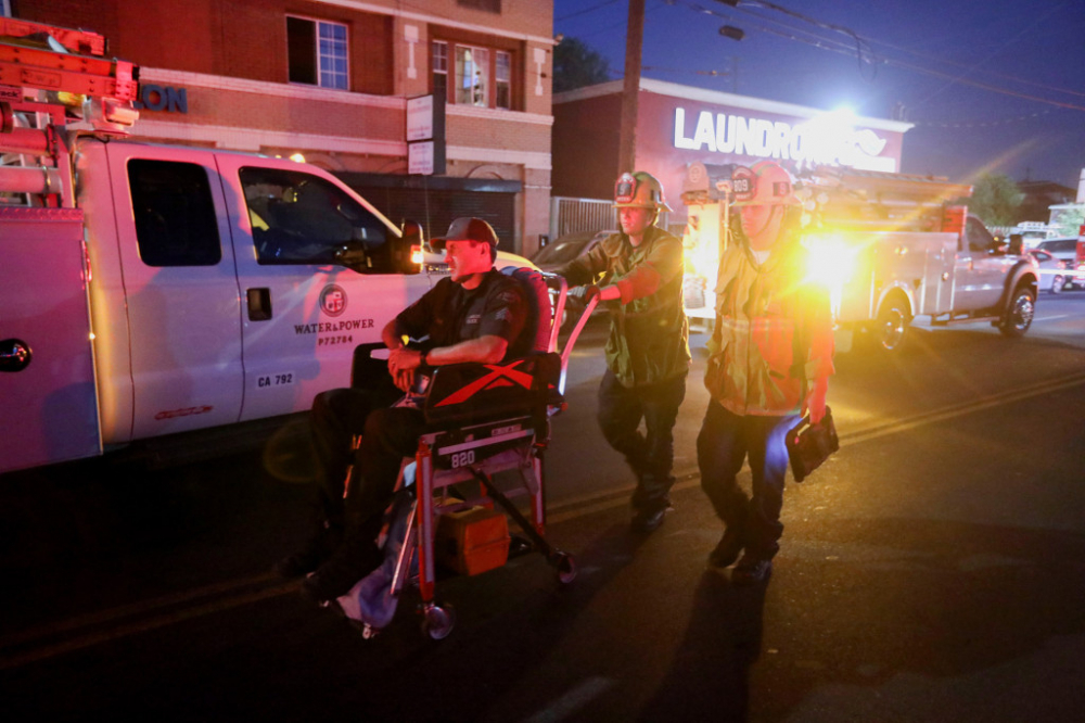 Một thành viên của đội phá bom LAPD bị thương sau vụ nổ - Ảnh: Reuters