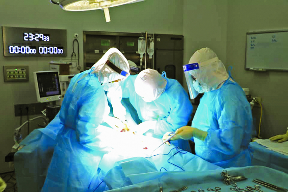 Các bác sĩ Khoa Ngoại sản, Bệnh viện Bệnh nhiệt đới Trung ương đã mổ cấp cứu thành công cho sản phụ Đ.T.T. (23 tuổi, trú tại Hưng Yên) mang thai 38 tuần tuổi