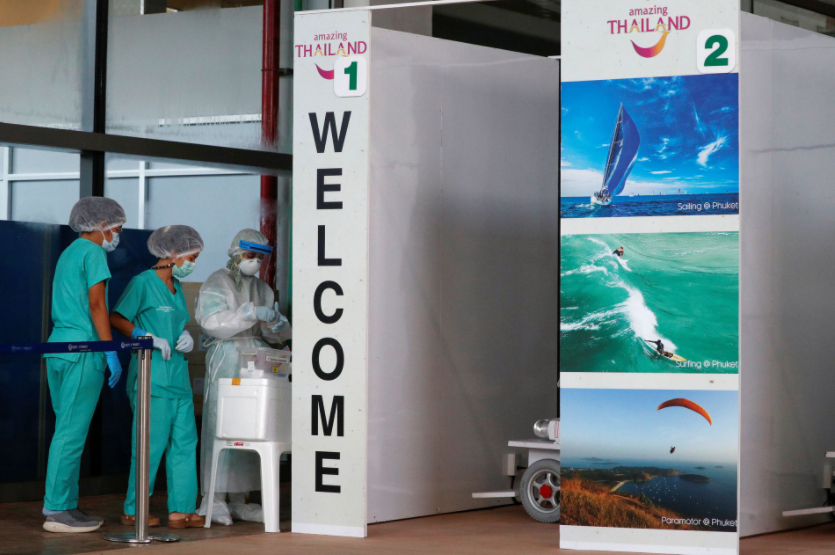 Nhân viên y tế túc trực ở sân bay để lấy mẫu xét nghiệm khi Phuket mở cửa trở lại cho khách du lịch nước ngoài