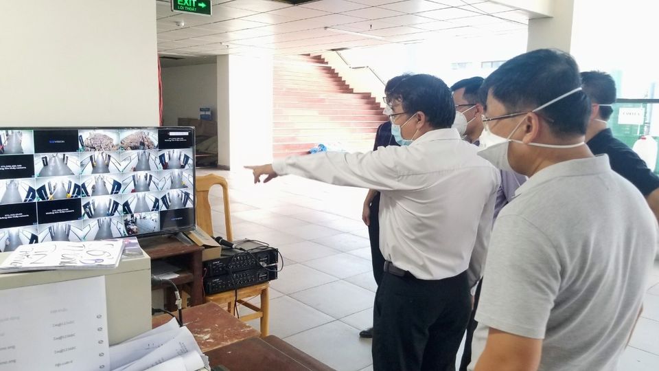 Đoàn kiểm tra khu cách ly tập trung tại Trường Đại học Ngoại ngữ - Tin học TPHCM, ảnh Hoài Thương