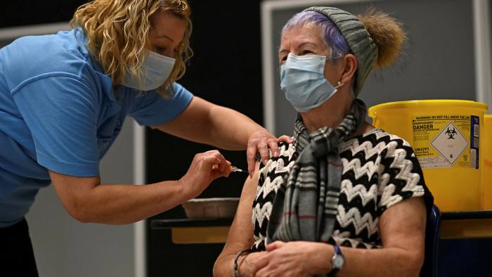Mũi tiêm bổ sung này sẽ được thực hiện đồng thời với mũi tiêm ngừa cúm mùa vốn được triển khai hàng năm - Ảnh: Ben Stansall/AFP/Getty