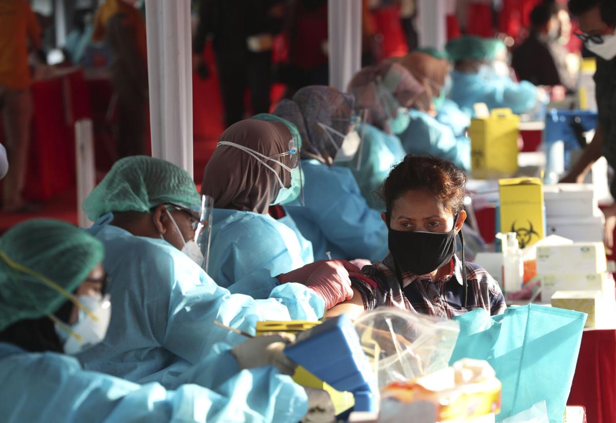 Một phụ nữ được tiêm vắc-xin Sinovac trong chiến dịch tiêm chủng tại sân vận động Patriot Candrabhaga ở Bekasi, ngoại ô Jakarta, Indonesia hôm 1/7