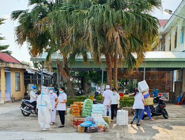 Lãnh đạo huyện Sơn Hòa (Phú Yên) tặng các nhu yếu phẩm hỗ trợ lực lượng y, bác sĩ yên tâm, vững vàng chống dịch.