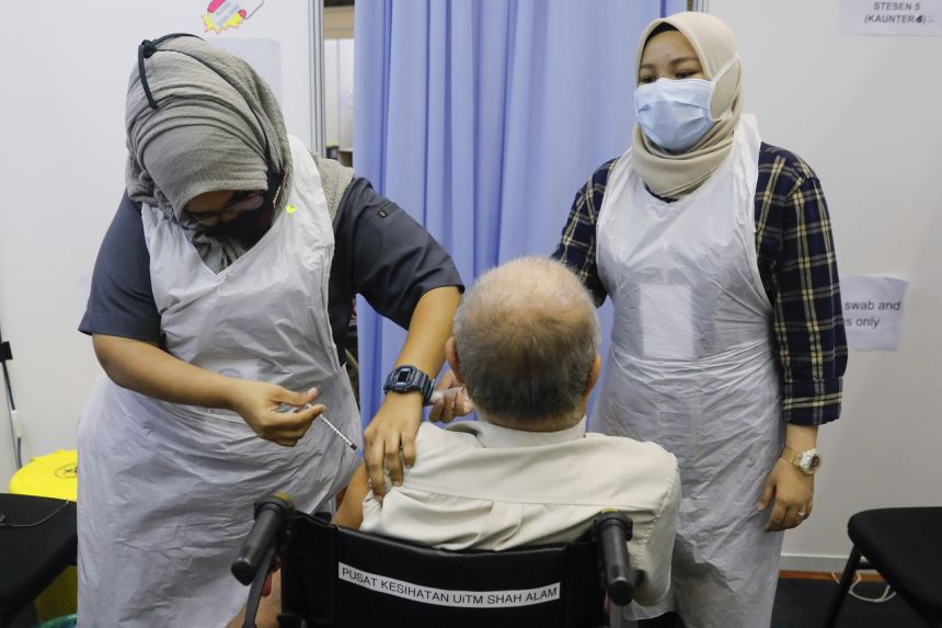 Một người đàn ông nhận vắc-xin COVID-19 ở Shah Alam, Selangor, Malaysia vào ngày 28/6