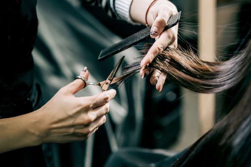 Tỉa tóc không thường xuyên: Khi tóc dài nhưng không được cắt tỉa thường xuyên thì tóc sẽ mỏng hơn và dẫn tới tình trạng hư hỏng nhanh. Để duy trì mái tóc của bạn giữa các lần cắt, hãy bổ sung độ ẩm bằng sản phẩm gội, xả và mặt nạ dưỡng tóc giúp phục hồi độ chắc khỏe. Nhà tạo mẫu tóc Grenia cho biết: Ngay cả khi chỉ cắt tỉa đuôi tóc cũng sẽ giữ cho tóc vào nếp tốt nhất, tóc chẻ ngọn được loại bỏ. Bạn nên cắt tỉa bảy tuần một lần.”