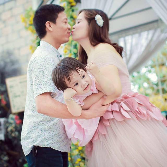 Chị Mai Hương cùng chồng và con gái. 