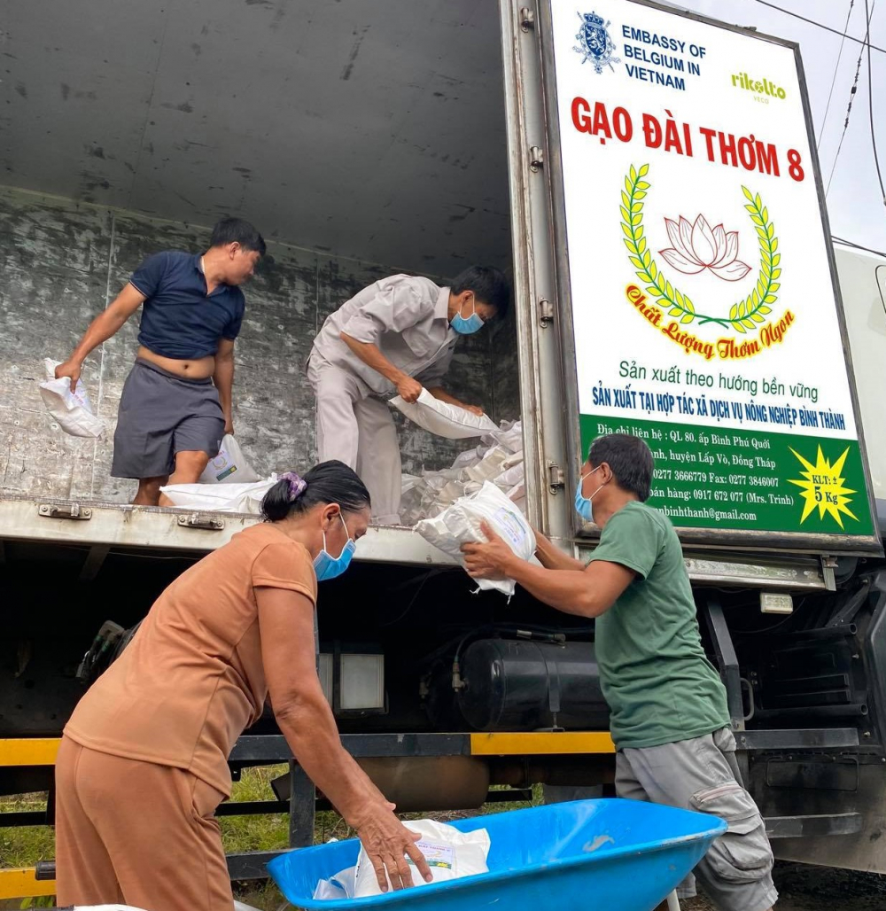 10 tấn gạo được Đại sứ quán Bỉ hỗ trợ người lao động nữ bị ảnh hưởng bởi dịch COVID-19 tại Hà Tĩnh cũng là sản phẩm một dự án hợp tác hỗ trợ người nông dân Việt Nam của Bỉ.