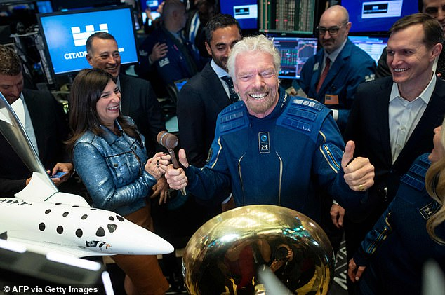 Tỷ phú Anh Branson đã công bố kế hoạch đánh bại đối thủ Bezos trong cuộc đua lên vũ trụ - Ảnh: AFP
