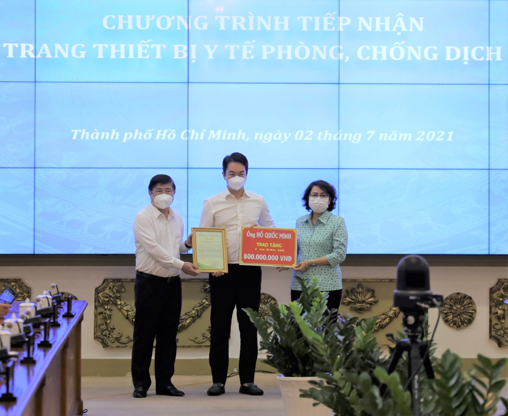 Chủ tịch UBND TPHCM Nguyễn Thành Phong và Chủ tịch Ủy ban MTTQ Việt Nam TPHCM Tô Thị Bích Châu ghi nhận đóng góp của ông Hồ Quốc Minh, hỗ trợ 800 triệu đồng các trang thiết bị phòng, chống dịch.
