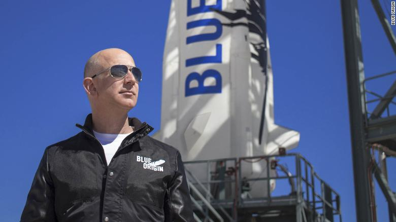 Trước đó, công ty Blue Origin của tỷ phú Zeff Bezos đã thông báo rằng ông Bezos sẽ bay lên vũ trụ cùng anh trai của mình, Mark Bezos - Ảnh: CNN