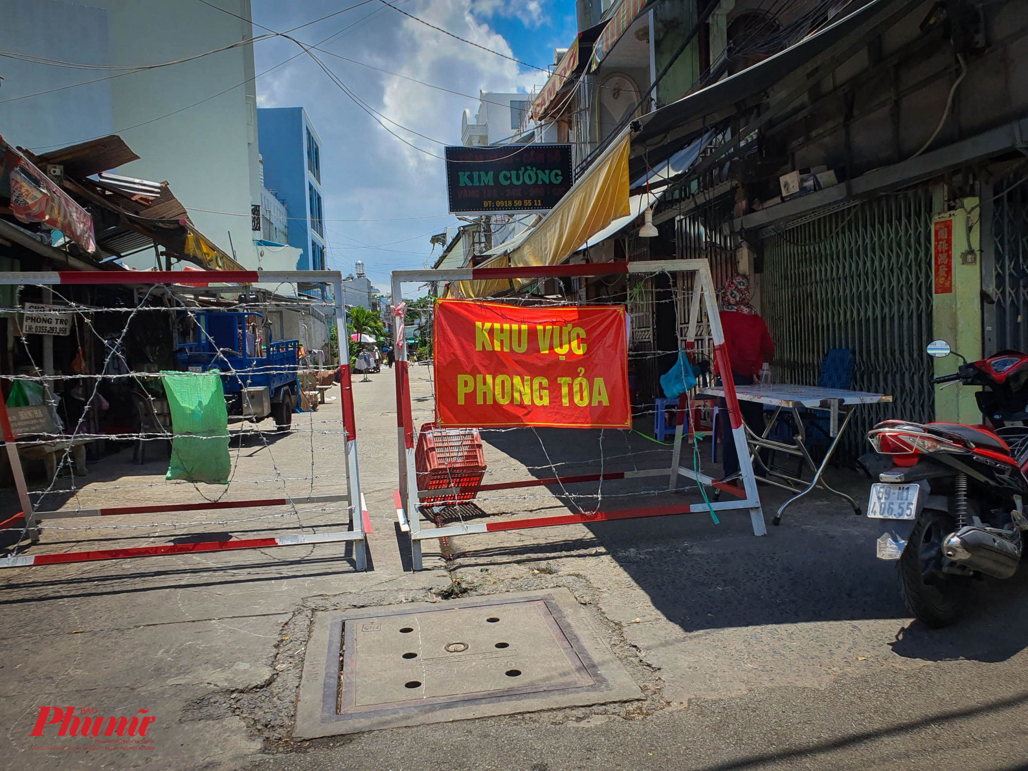 Một số chợ tự phát trên địa bàn phường An Lạc A được rào chắn