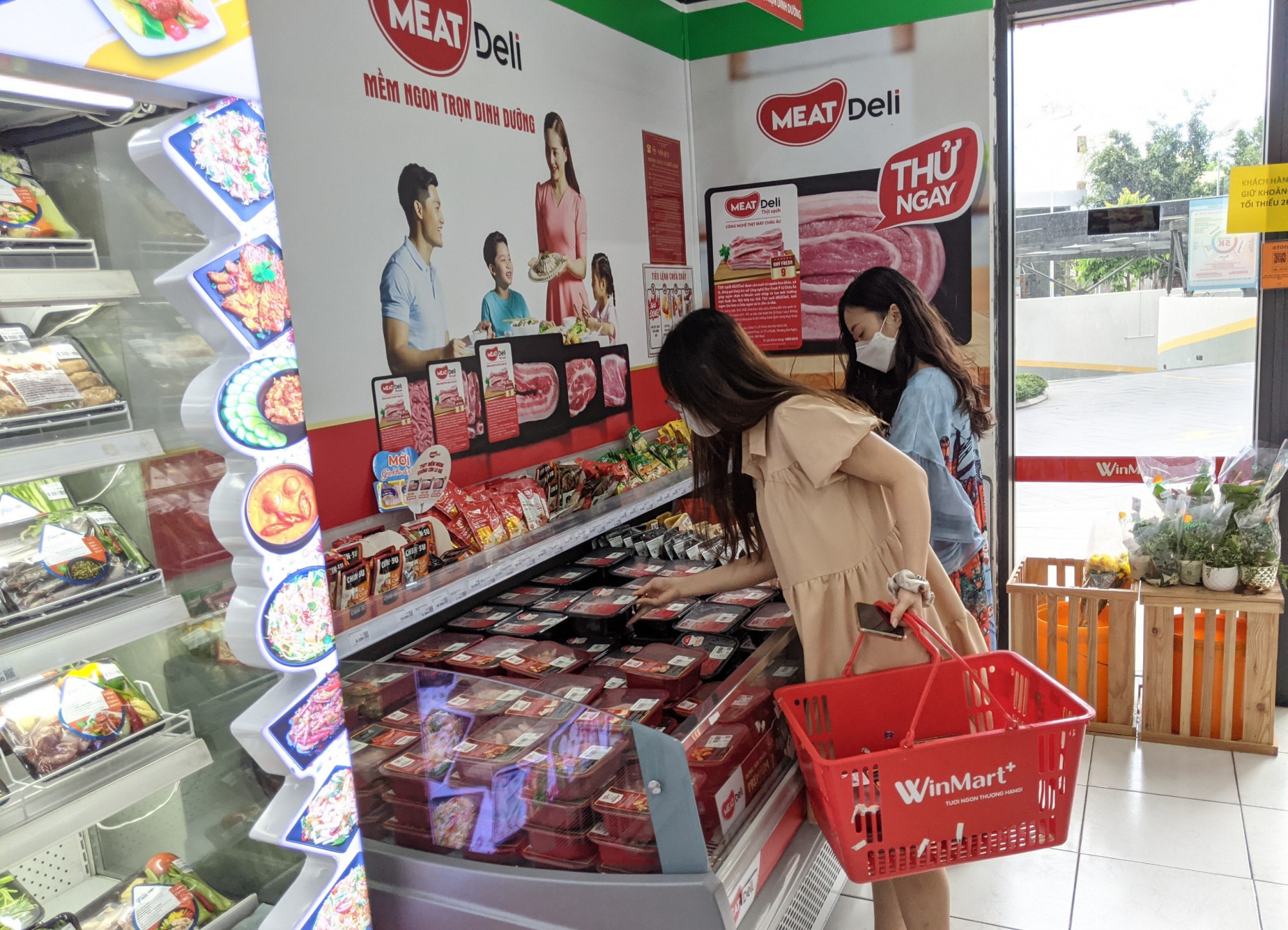 Người tiêu dùng mua thịt mát MEATDeli tại siêu thị VinMart+. Ảnh: Masan Group