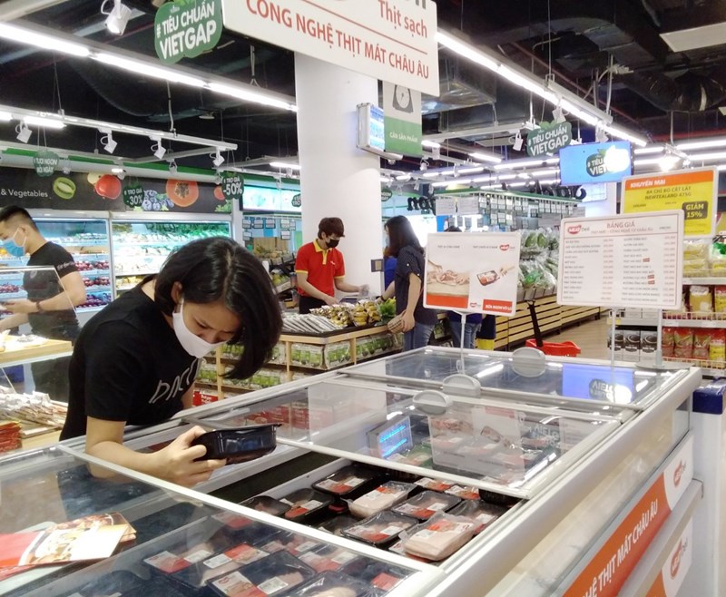 Người tiêu dùng mua thịt mát MEATDeli tại siêu thị VinMart. Ảnh: Masan Group