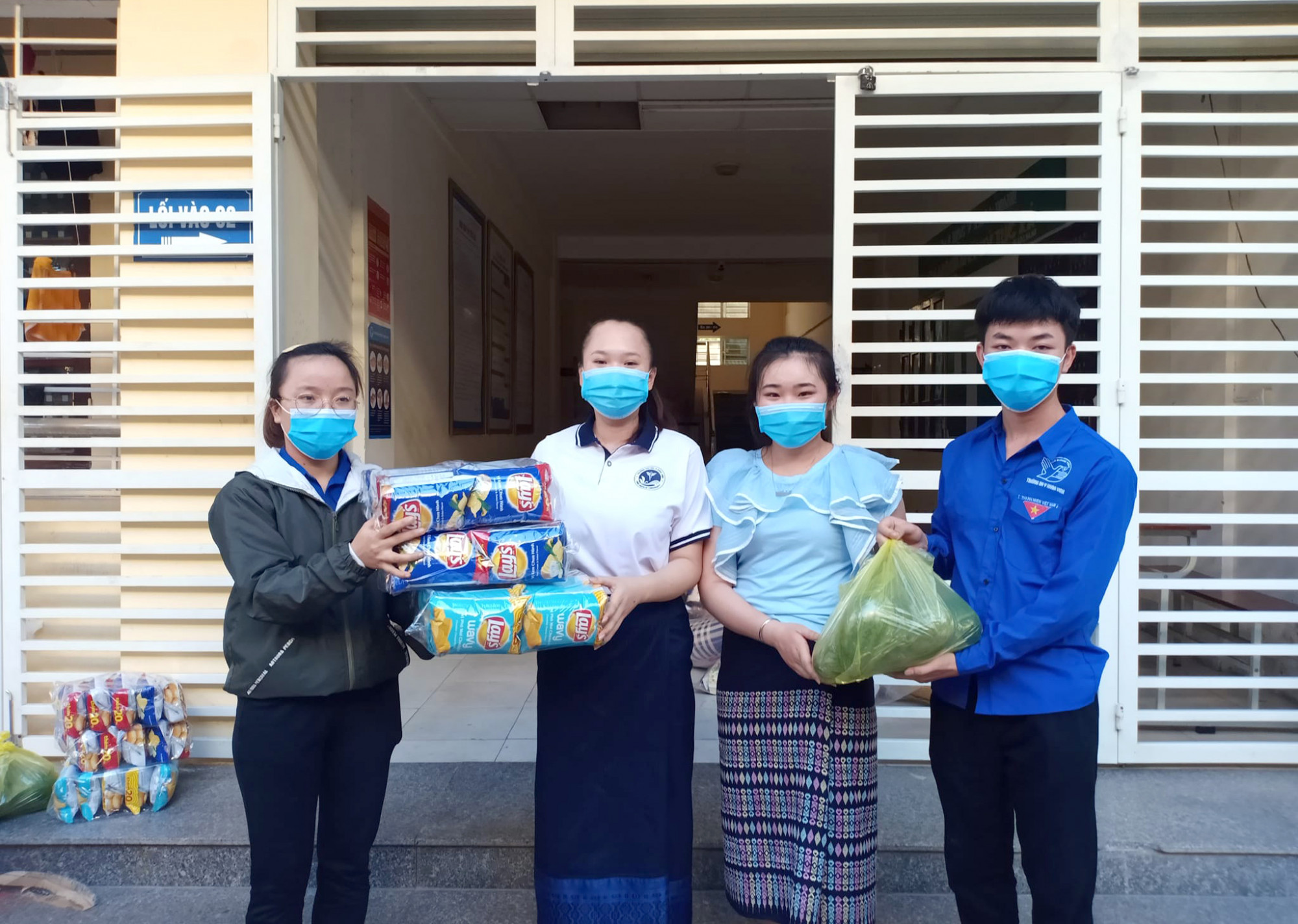 Hơn 130 sinh viên Lào mắc kẹt lại không thể về nước 
