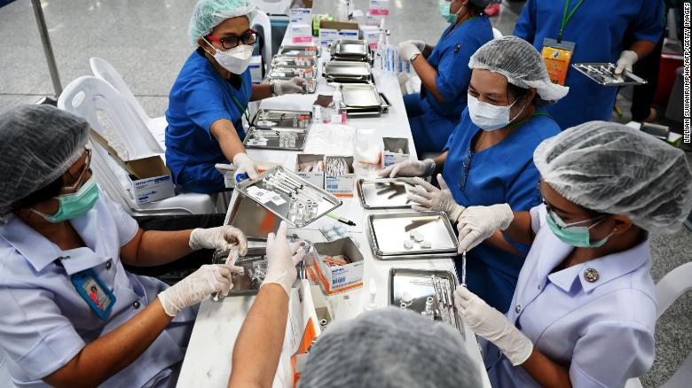 Nhân viên y tế chuẩn bị liều vắc xin CoronaVac tại Bangkok vào ngày 22/6