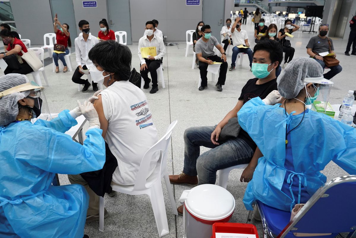 Người dân nhận vắc xin Sinovac của Trung Quốc ở Bangkok, Thái Lan