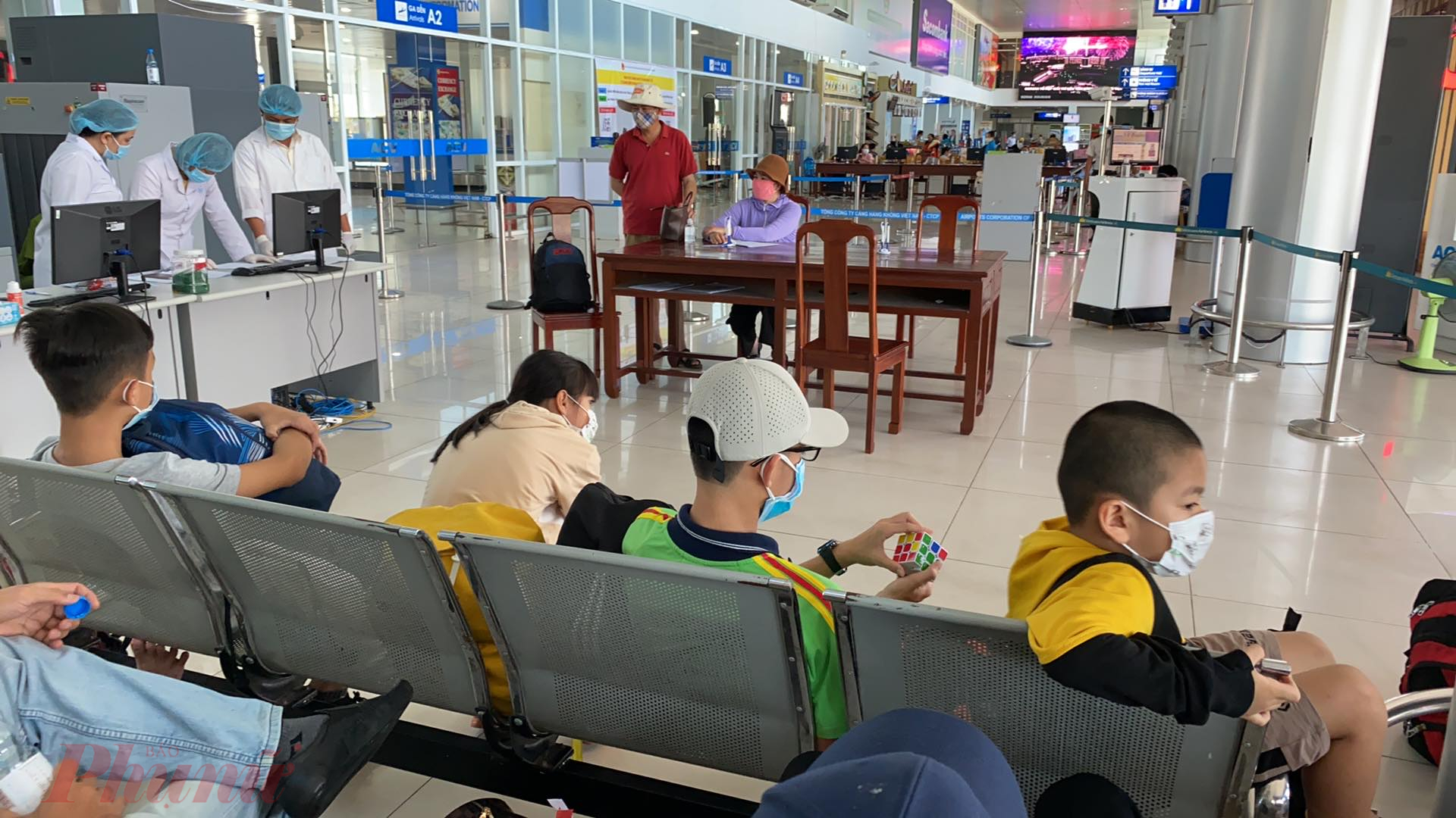 Trạm khai báo y tế tại sân bay Phú Bài đối với khách đến Thừa Thiên Huế. Ảnh: Quốc Thái