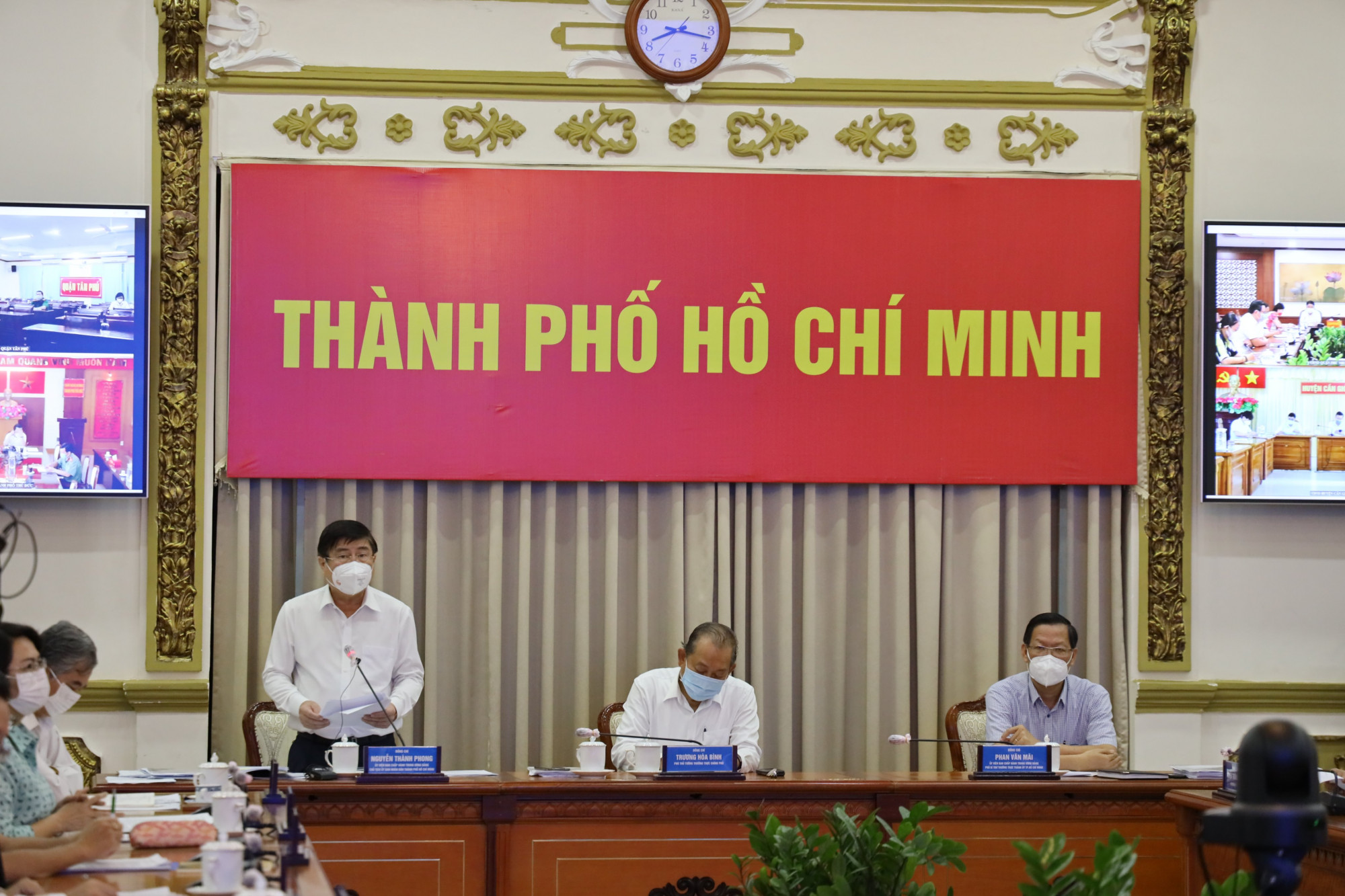 Chủ tịch UBND TPHCM Nguyễn Thành Phong phát biểu tại cuộc họp