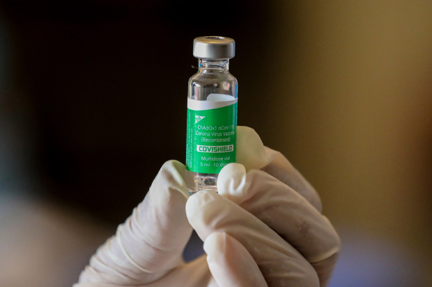 Năm triệu người Anh đã được tiêm vắc xin Covishield – phiên bản AstraZeneca do Ấn Độ sản xuất - Ảnh: AFP