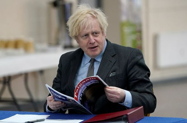 Thủ tướng Anh Boris Johnson nói việc tiêm AstraZeneca do Ấn Độ sản xuất nên được chấp nhận cho các chương trình du lịch - Ảnh: US News