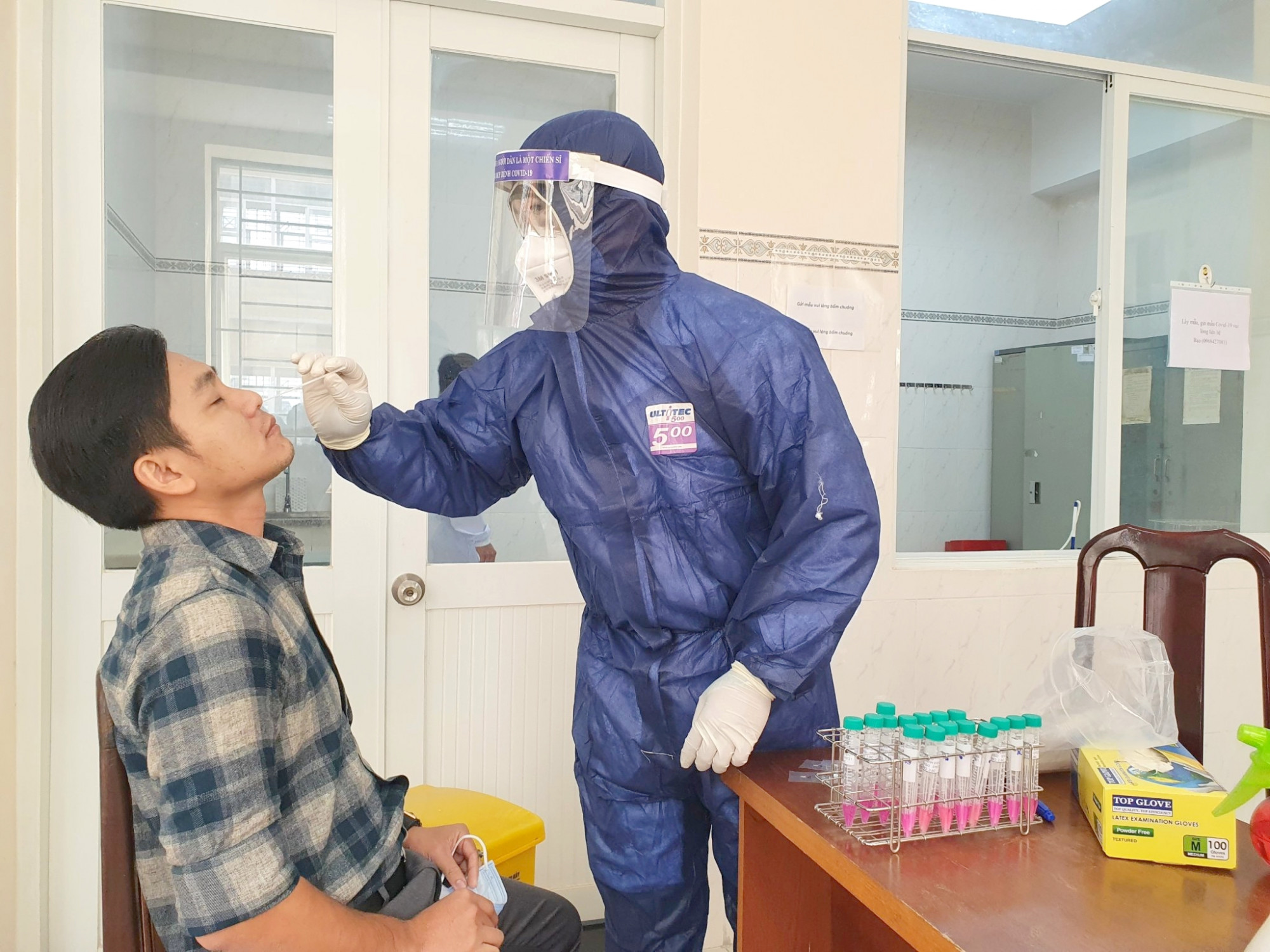 Lấy mẫu xét nghiệm SARS-CoV-2 tại CDC Đồng Nai