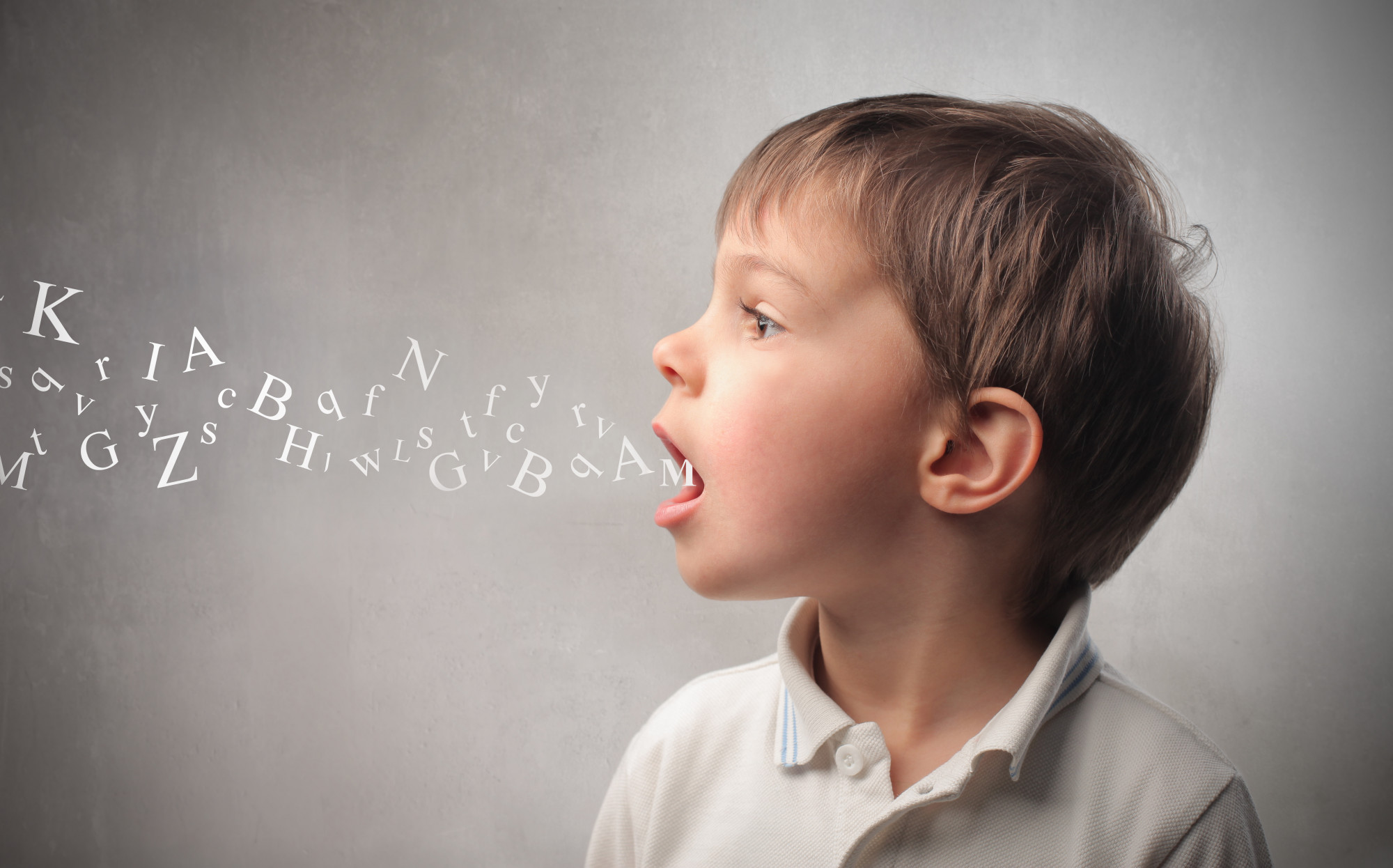 Trẻ nhỏ phát triển khả năng ngôn ngữ của mình qua giao tiếp với bố mẹ hàng ngày - Ảnh: 