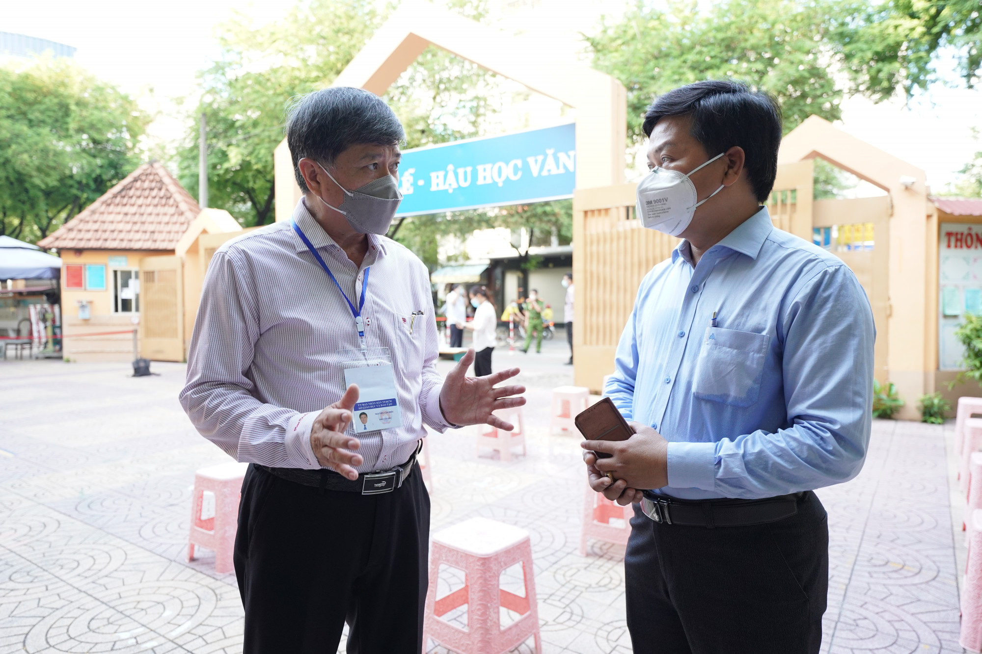 Phó Giám đốc Sở GD-ĐT TPHCM Nguyễn Văn Hiếu (trái) thị sát các điểm xét nghiệm cho thí sinh