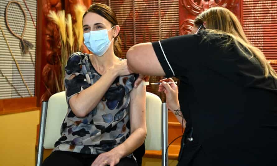 Thủ tướng New Zealand, Jacinda Ardern, nhận mũi tiêm vắc xin Pfizer đầu tiên vào tháng Sáu